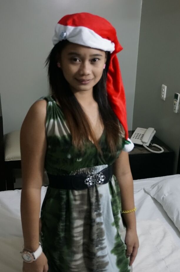 17P Süßer philippinischer Teenager gibt einen Blowjob mit Weihnachtsmannmütze