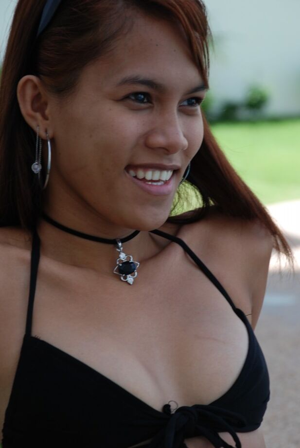 Die 17-jährige philippinische Spinnerin Lucy neckt im Bikini