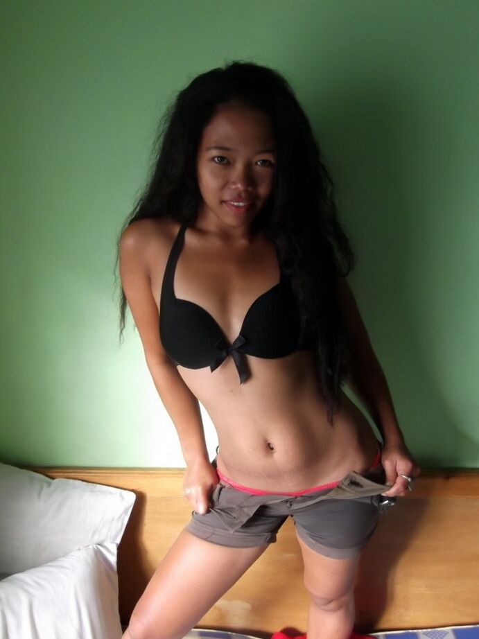 21P Ebony Filipina Elisabeth zieht sich nackt aus und lässt sich den Mund mit Sperma füllen
