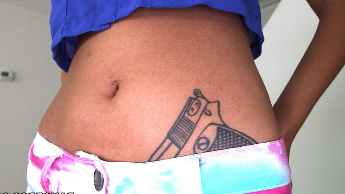 19P A linda adolescente de cabelos negros Alina Li mostra seus seios naturais e boceta raspada