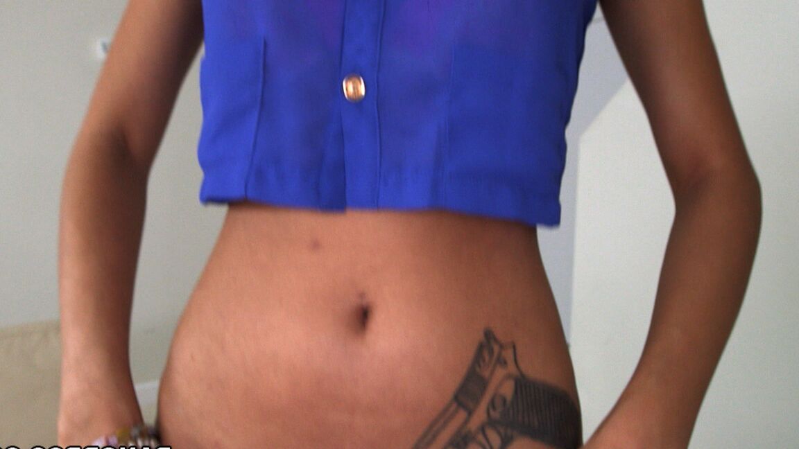 19P A linda adolescente de cabelos negros Alina Li mostra seus seios naturais e boceta raspada