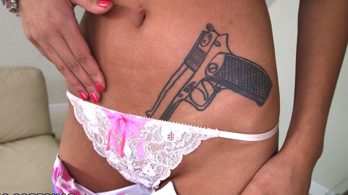 19P A linda adolescente de cabelos negros Alina Li mostra seus seios naturais e boceta raspada