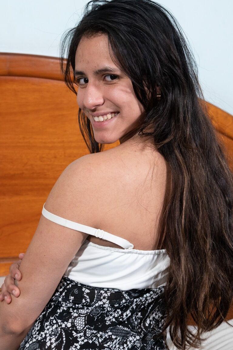 21P Morena amadora Pamela tira a roupa e exibe seu arbusto