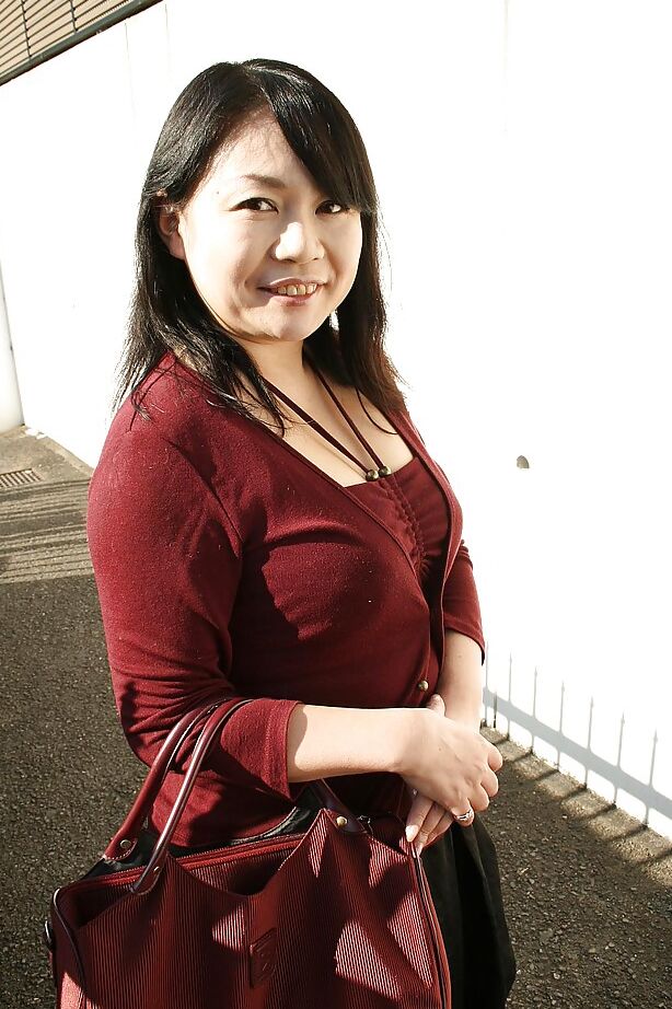 16P Atrevida asiática MILF Rumiko Shiga fica nua e se diverte brincando com a buceta