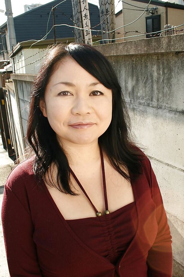 16P Atrevida asiática MILF Rumiko Shiga fica nua e se diverte brincando com a buceta