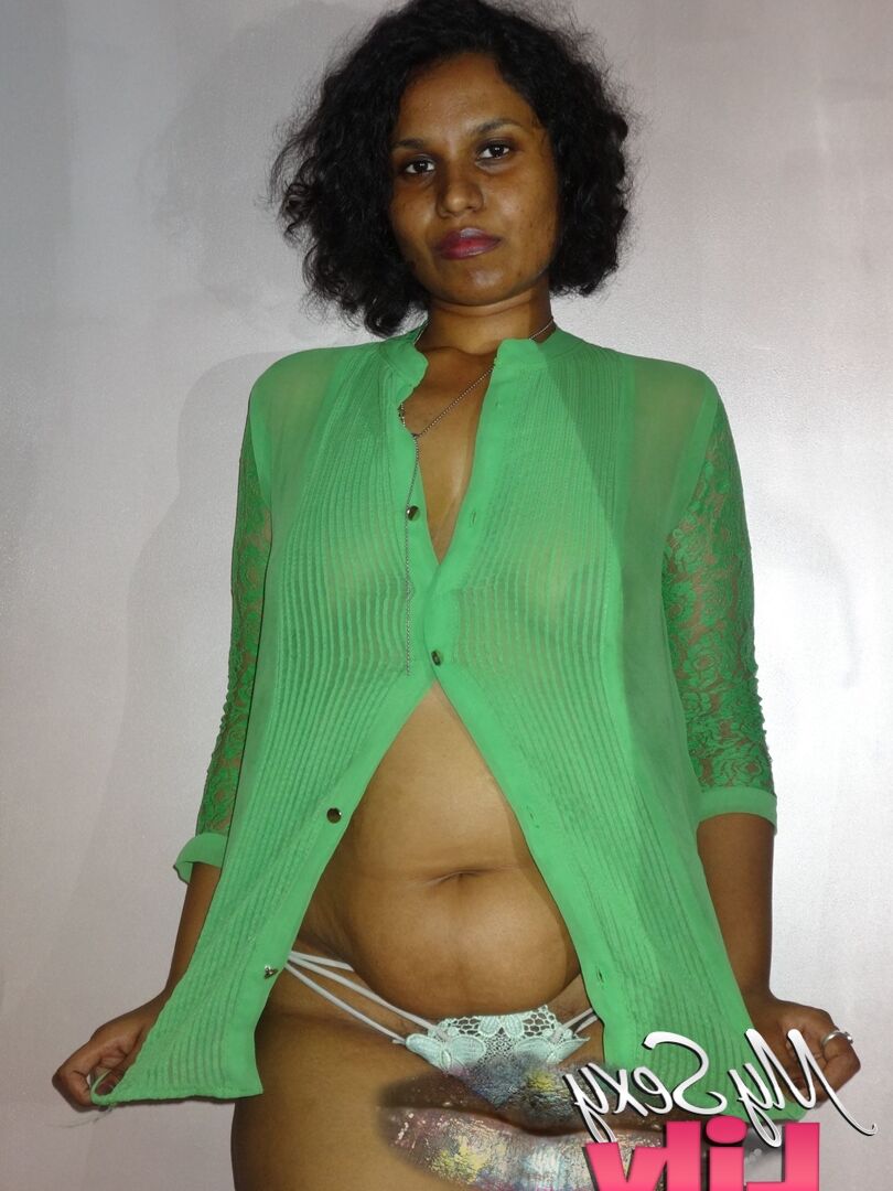 12P A indiana gordinha Lily Singh liberta seus grandes seios naturais da camisa