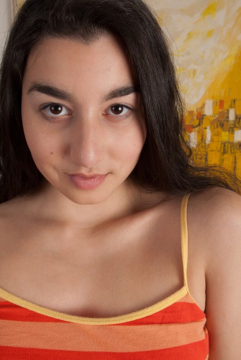 21P A morena totalmente natural Wara revela seu corpo sexy e virilha super peluda