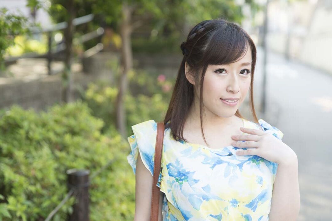 20P La adorable esposa japonesa Hina Hoshizaki hace una paja cubana y se la follan dolorosamente
