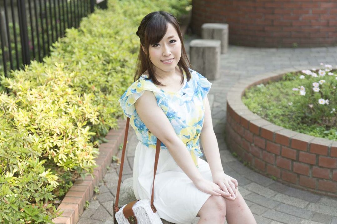 20P La adorable esposa japonesa Hina Hoshizaki hace una paja cubana y se la follan dolorosamente
