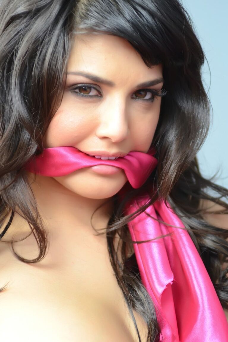 16P MILF india con grandes tetas Sunny Leone posa con su sexy lencería negra
