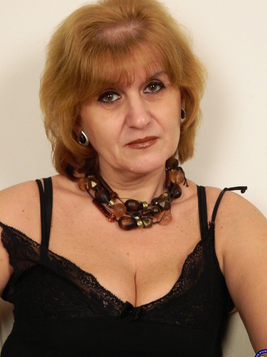 21P Vovó com grandes juggs Jennifer brinca com seus dois buracos em meia arrastão deslumbrante