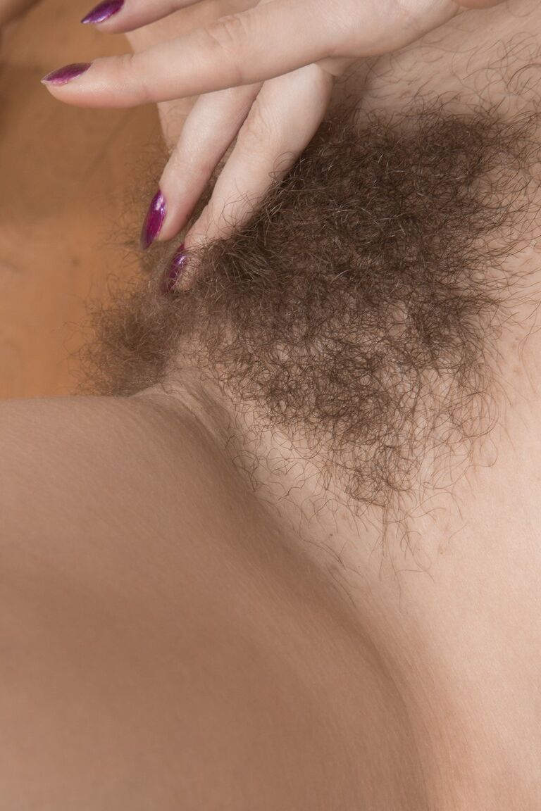 21P La delgada Gerda May se toma un descanso de la limpieza y se masturba el chocho peludo