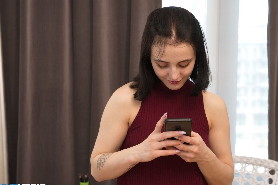21P La novia Sara Rich se sienta en la polla de su novio rubio y la monta