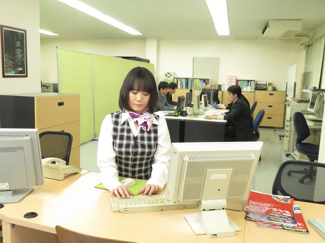 20P Gata japonesa peituda Shizuku Futaba tem seu regalo fodido e cremoso