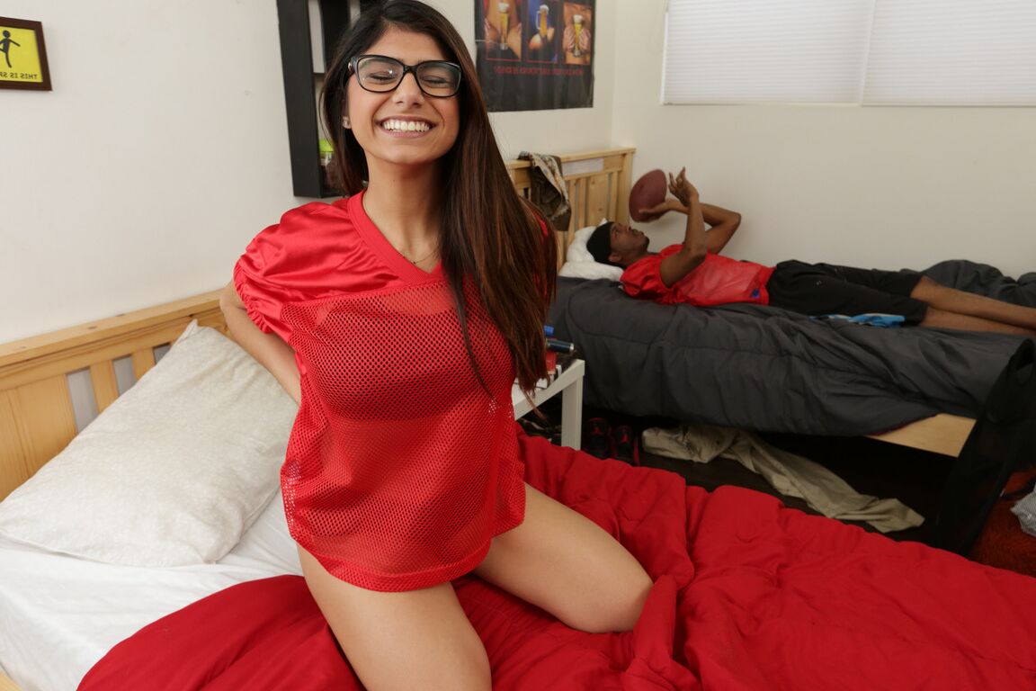 18P オタクな巨乳美女ミア・カリファがストリップして曲線で遊ぶ