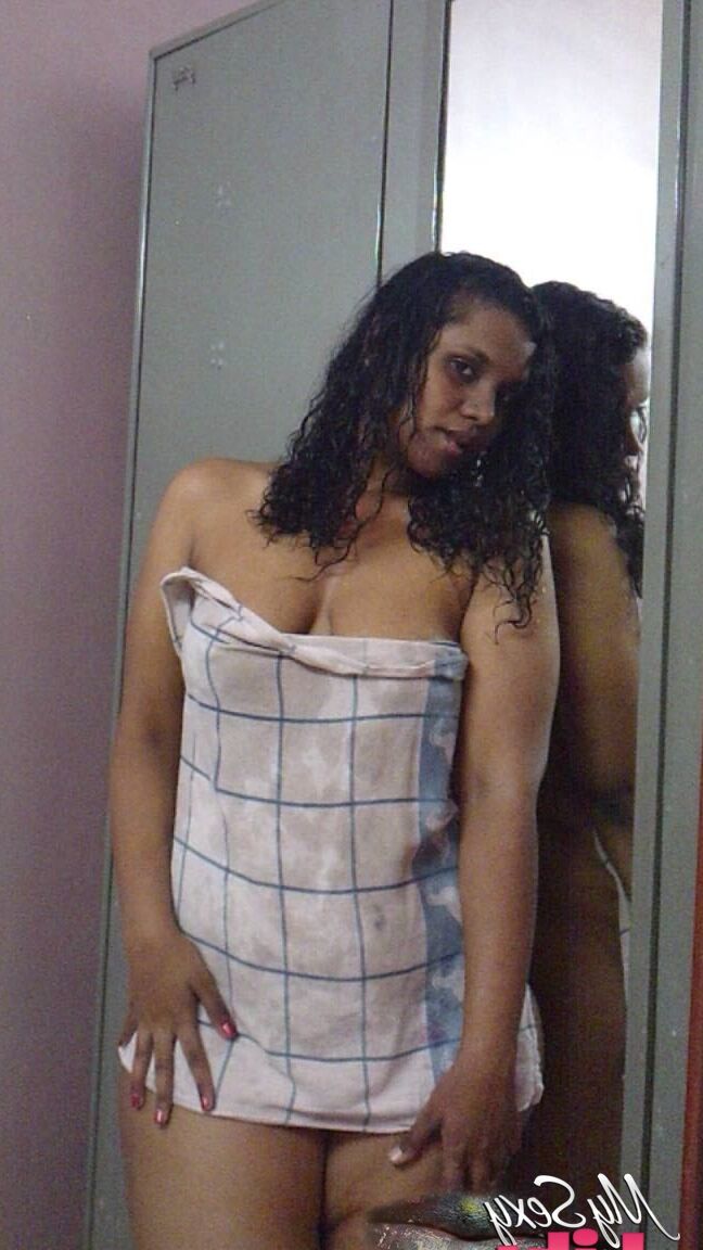 12P Indian plumper Lily Singh shows her bare ass and natural tits afore a mirror