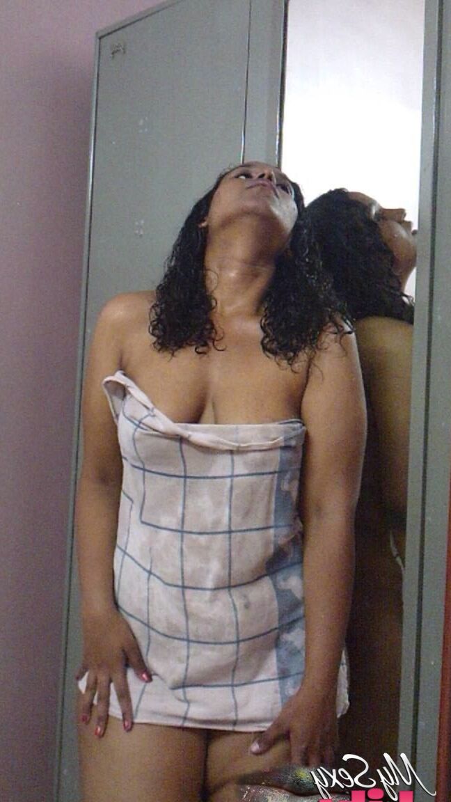 12P Indian plumper Lily Singh shows her bare ass and natural tits afore a mirror
