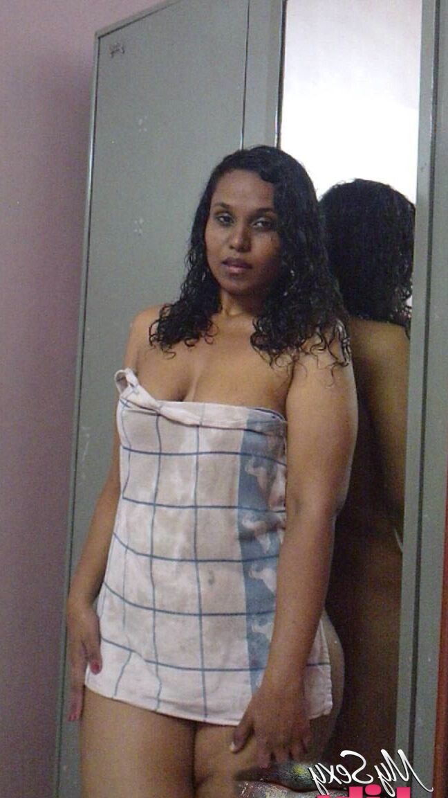 12P Indian plumper Lily Singh shows her bare ass and natural tits afore a mirror