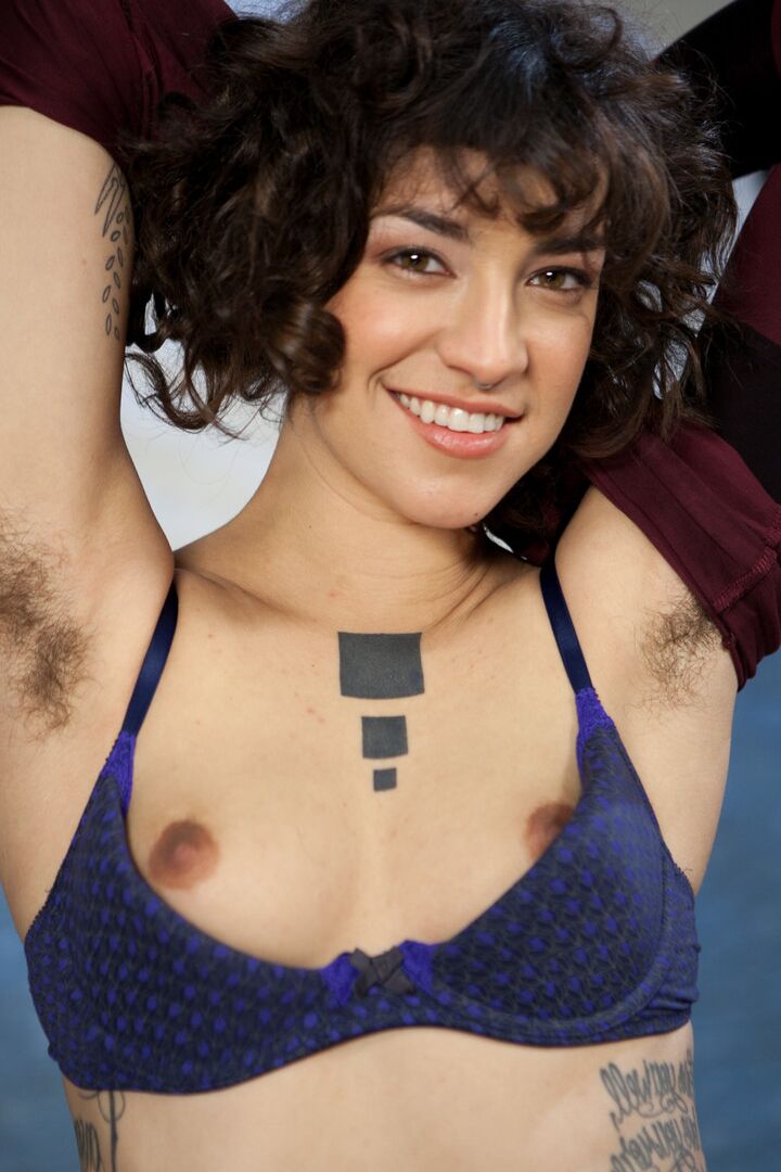 20P A linda Bianca Stone provocando sua manipuladora lésbica de BDSM com seu arbusto incrível