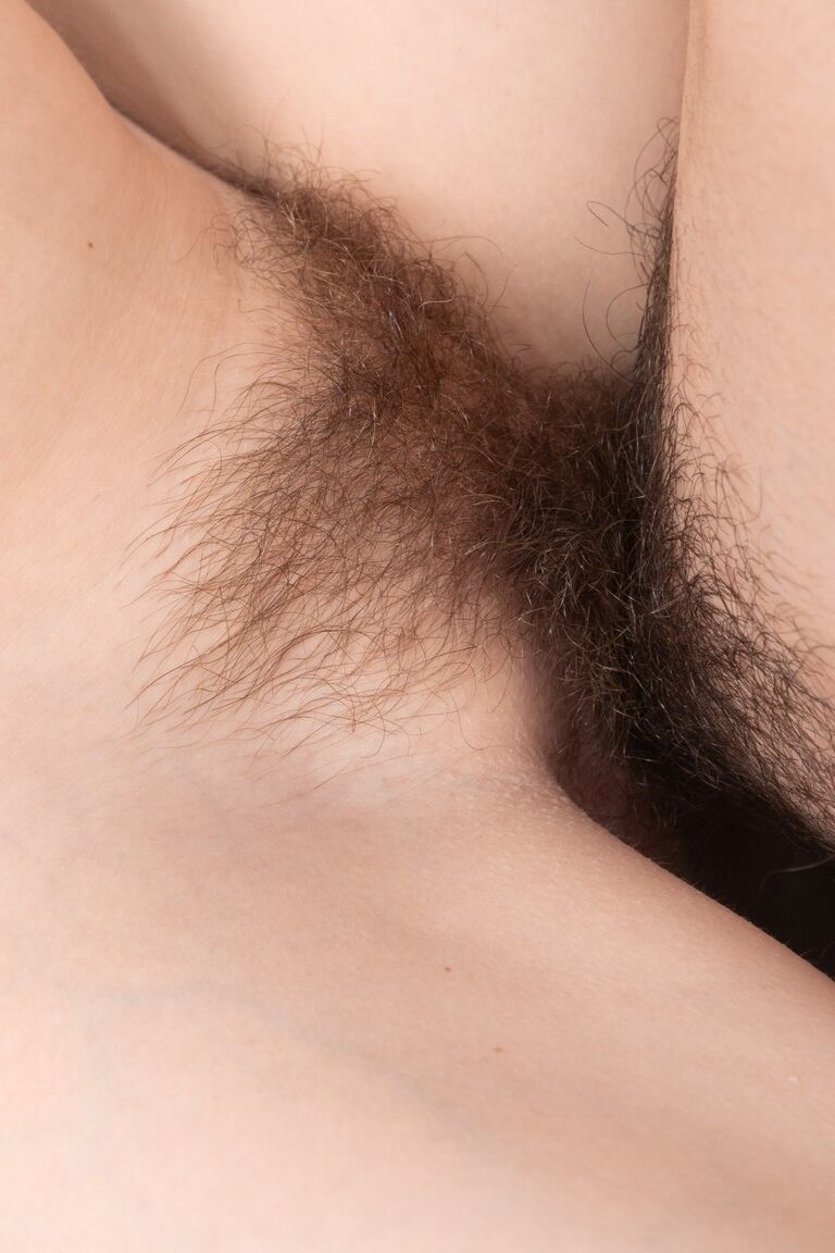 21P Die brünetten Amateure Dennis und Elley Ray fingern und lecken sich gegenseitig den Busch