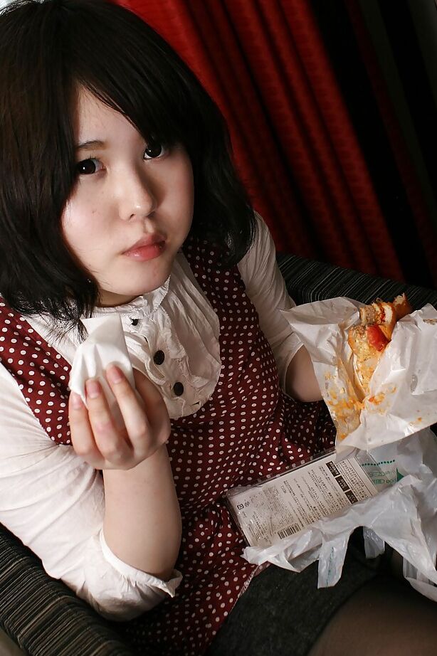 16P Fatty Asian MILF montre son cul en collants et se doigte la chatte