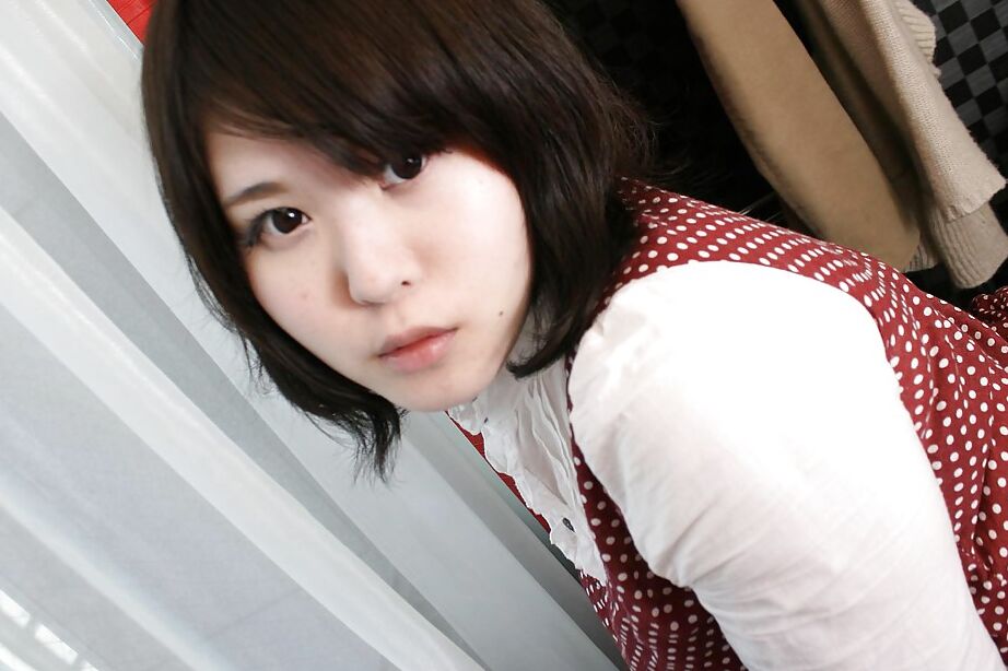 16P Fatty Asian MILF montre son cul en collants et se doigte la chatte