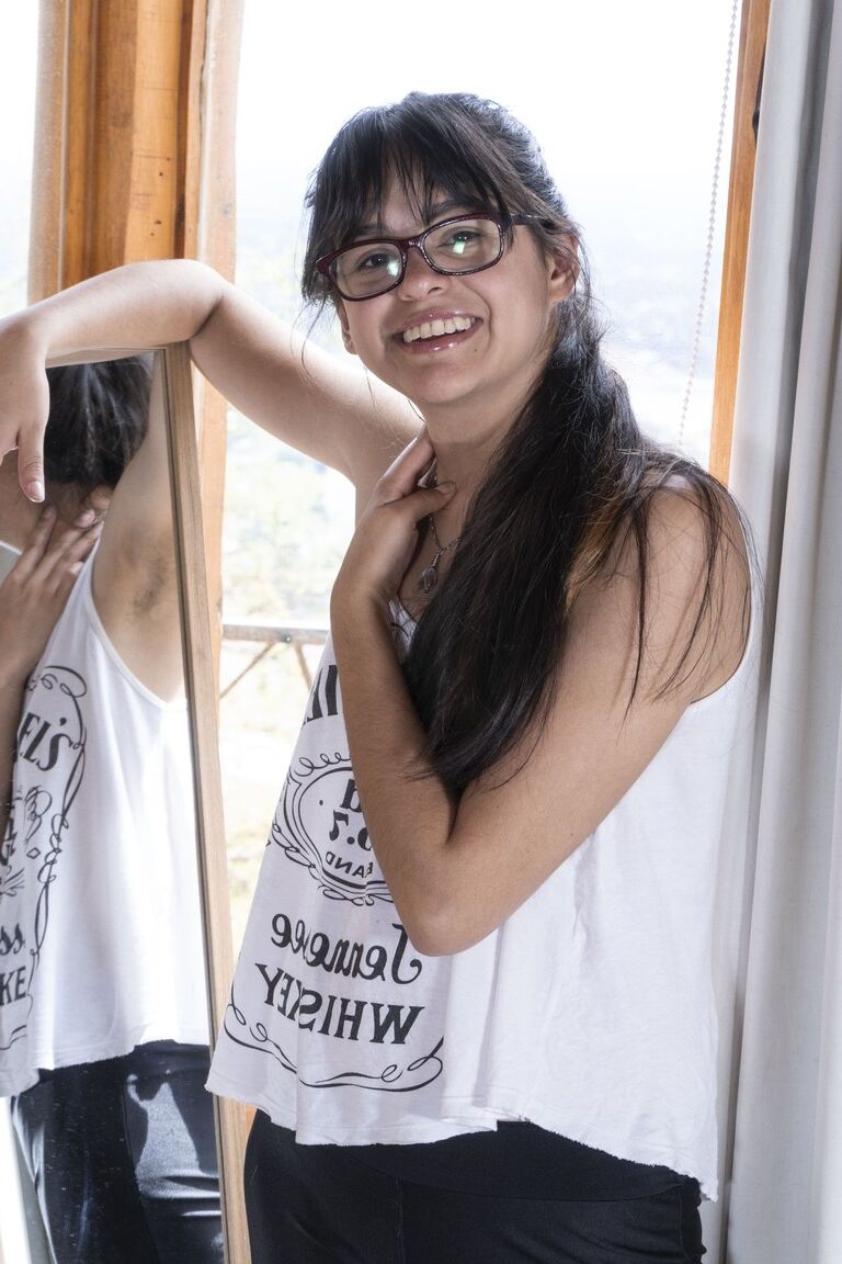 21P A morena nerd Joaquina revela seus peitos médios e vagina peluda