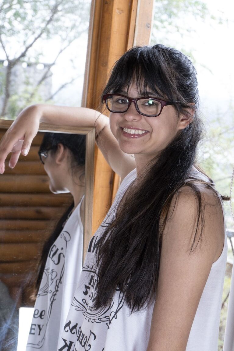 21P A morena nerd Joaquina revela seus peitos médios e vagina peluda