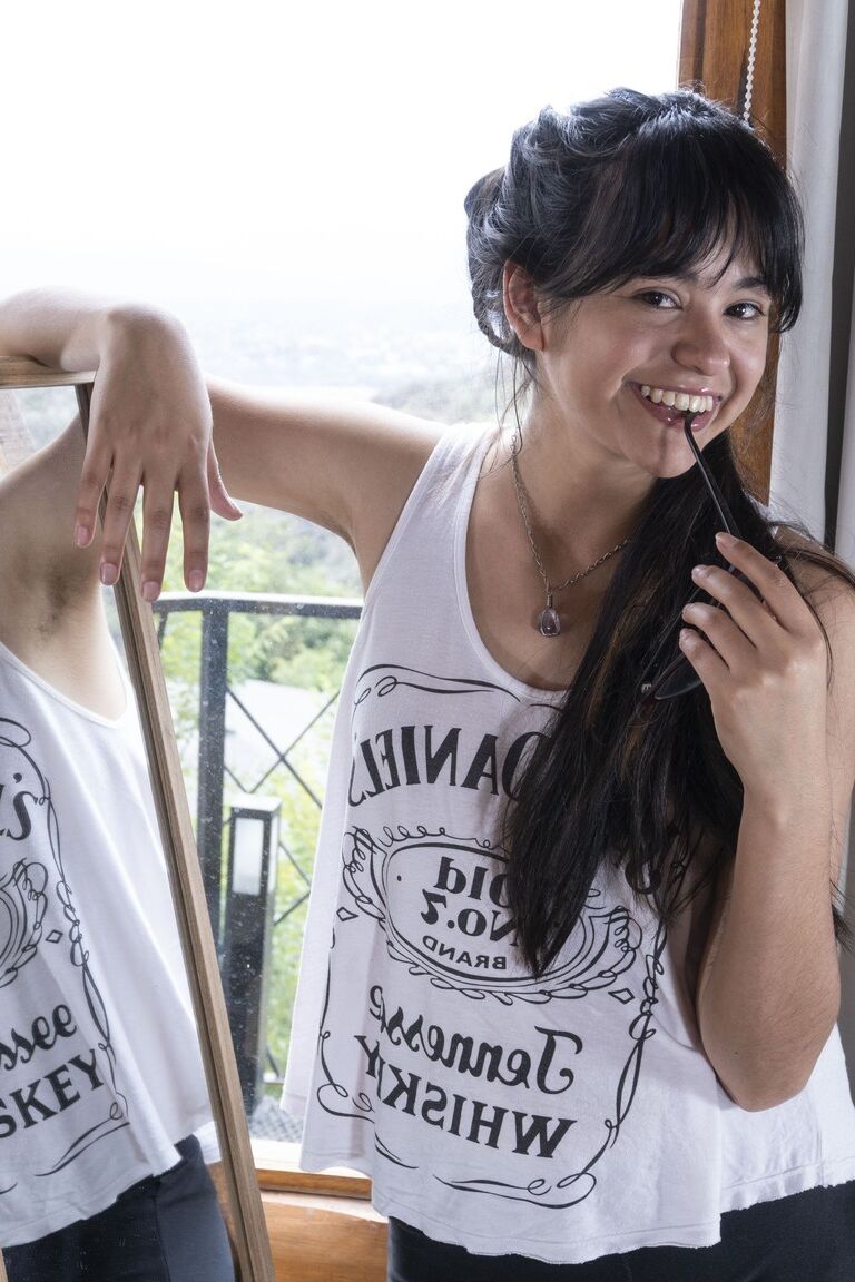 21P A morena nerd Joaquina revela seus peitos médios e vagina peluda