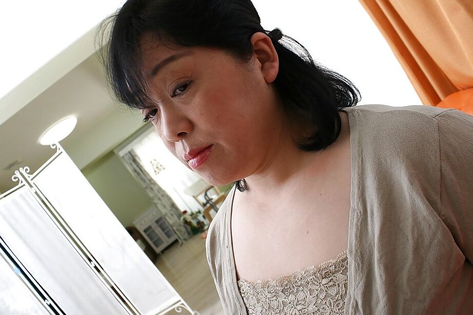 16P La brune mature Eiko Imamiya déshabille sa jupe et montre son cul asiatique