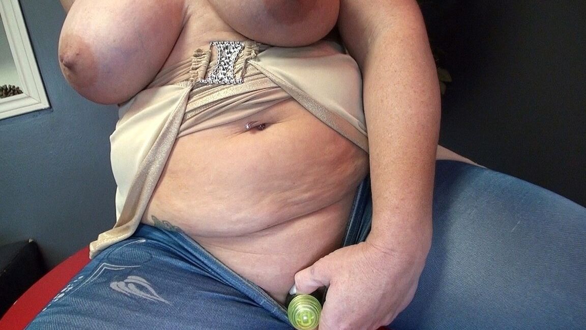 21P La MILF blonde Dee Siren expose son gros cul