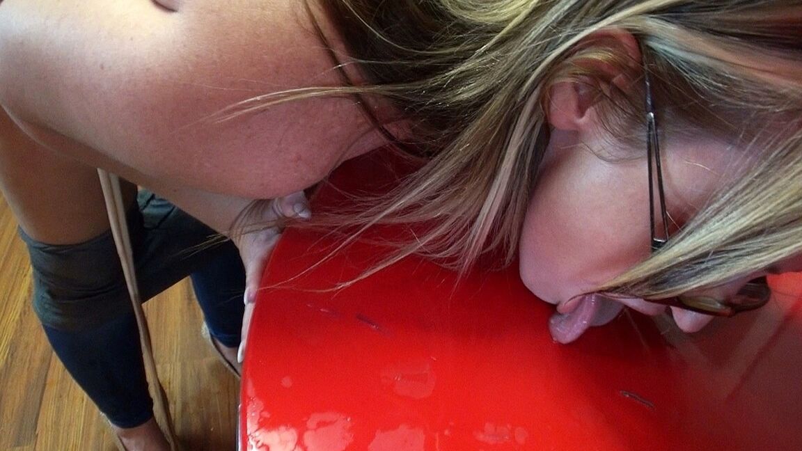 21P La MILF blonde Dee Siren expose son gros cul