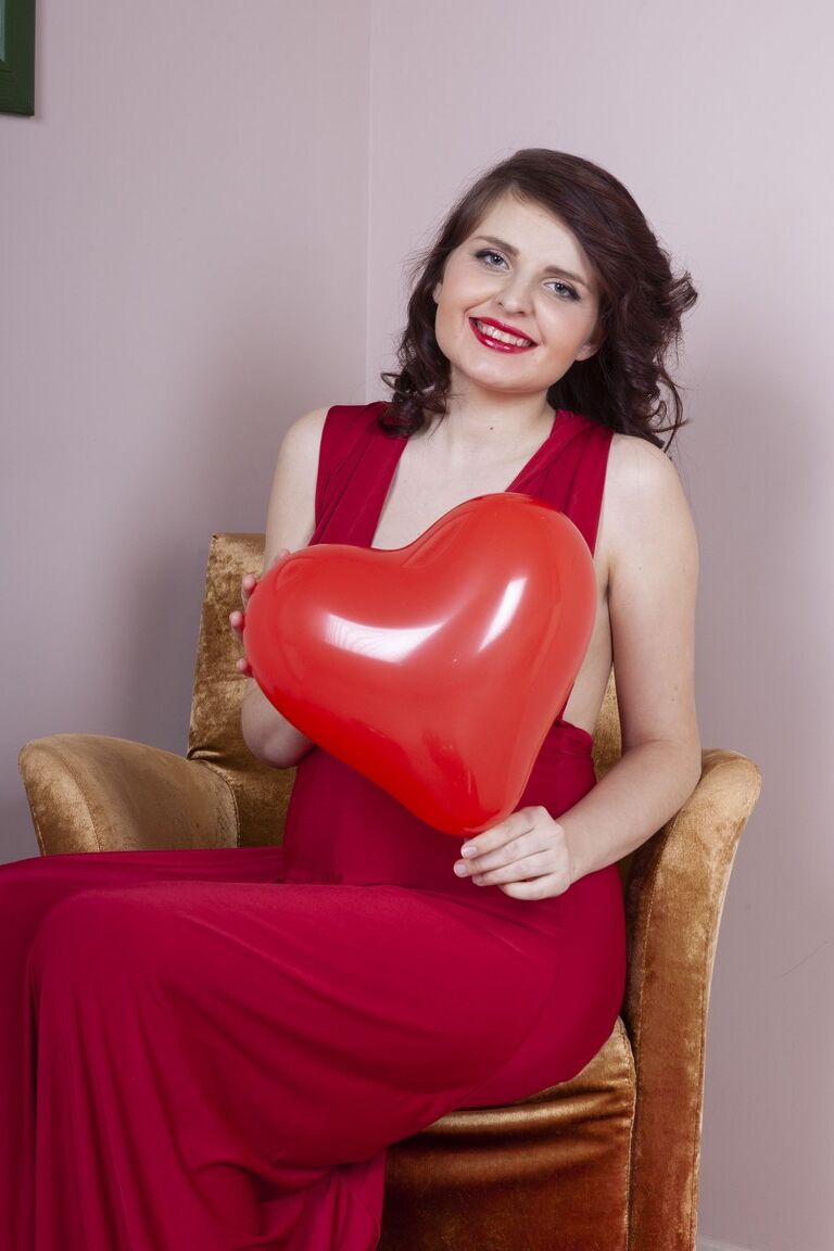 21P La MILF caliente Zlata se quita su sexy vestido de San Valentín para mostrar su coño peludo