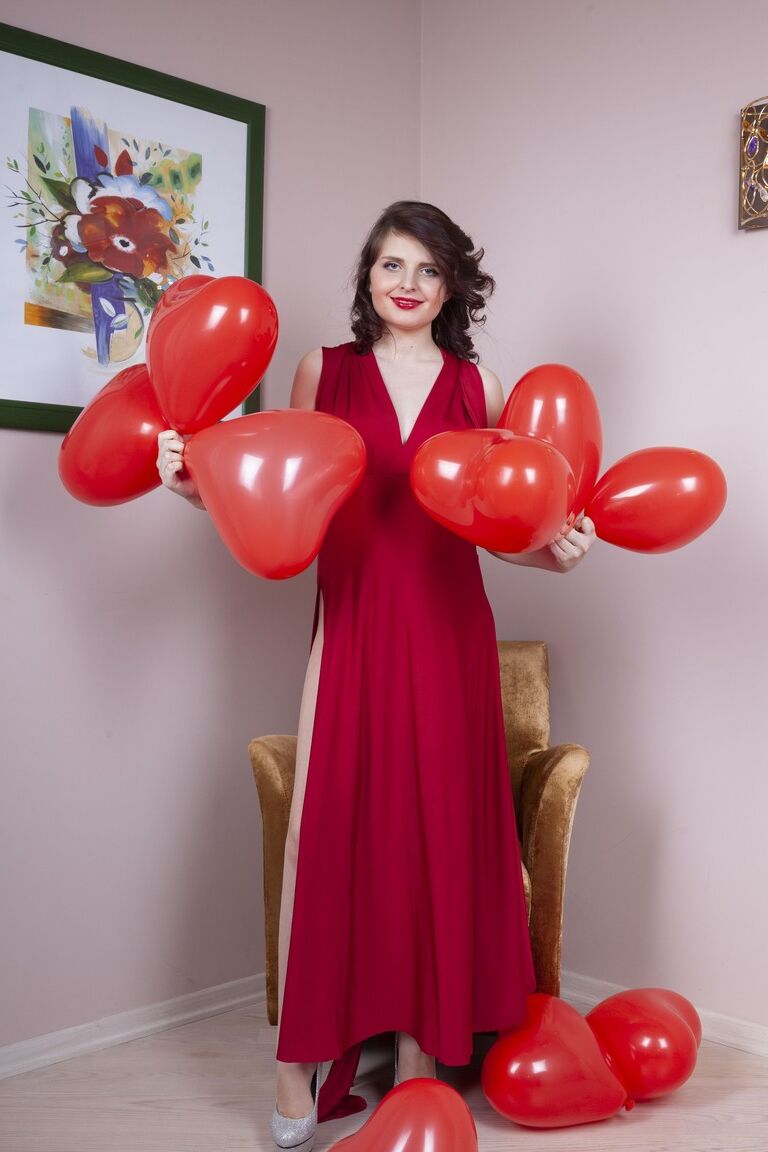 21P La MILF caliente Zlata se quita su sexy vestido de San Valentín para mostrar su coño peludo