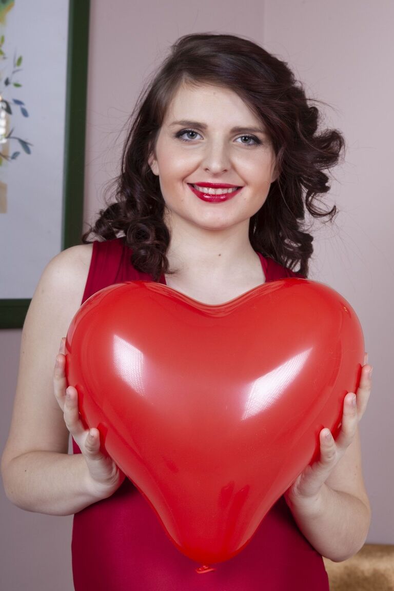 21P La MILF caliente Zlata se quita su sexy vestido de San Valentín para mostrar su coño peludo