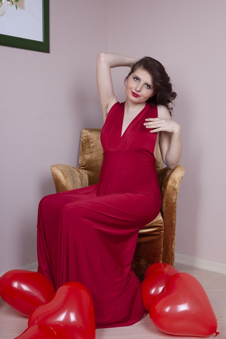 21P La MILF caliente Zlata se quita su sexy vestido de San Valentín para mostrar su coño peludo