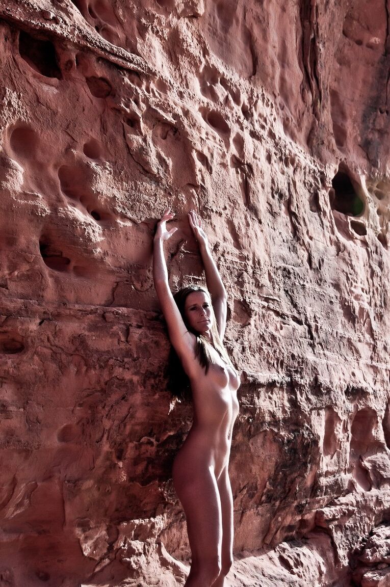 12P La flaca MILF Sofie Marie posando desnuda al aire libre junto a una roca roja gigante