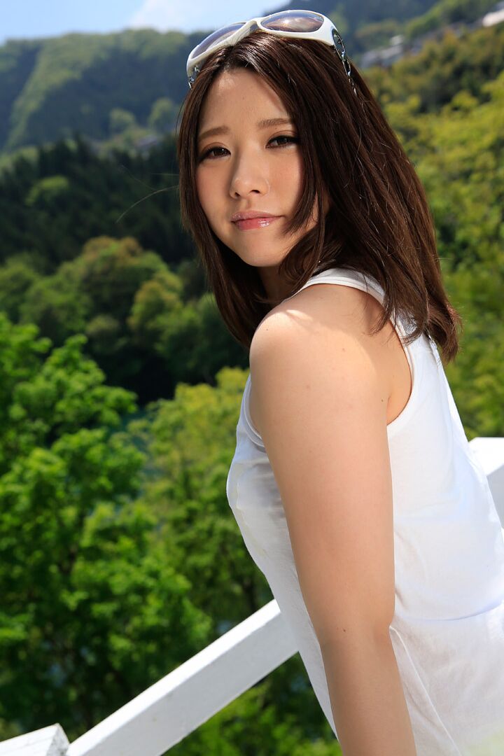 18P A namorada japonesa Misaki Tsubasa leva sua vagina brincando e socando ao ar livre