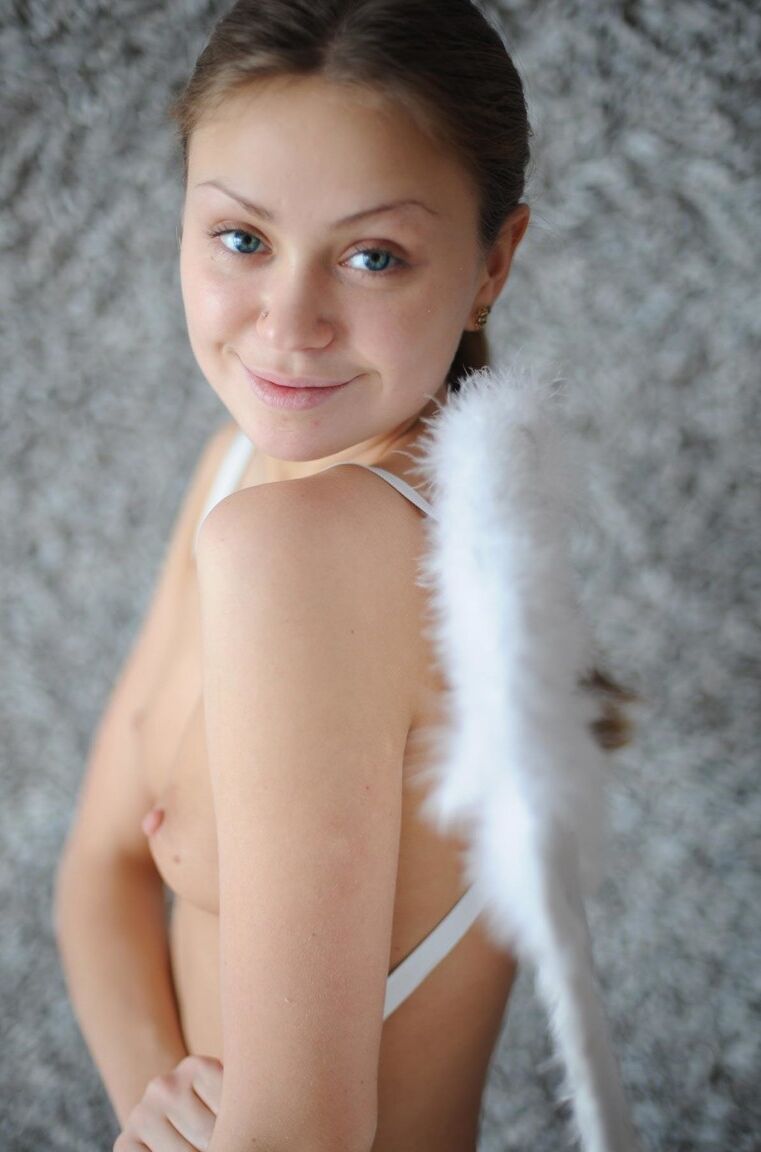 21P La pequeña ángel Liza muestra sus diminutas tetas y posa eróticamente desnuda