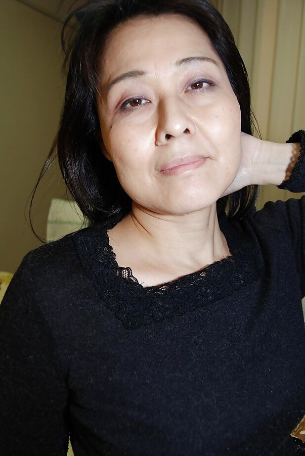 16P Escena de masturbación en primer plano con la gorda asiática MILF Mako Anzai