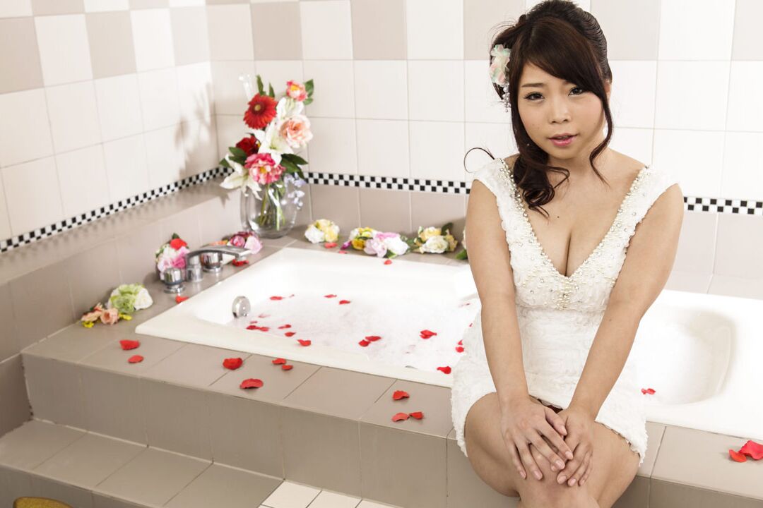 21P La encantadora esposa japonesa Seri Yuki hace una gran paja cubana y monta una pequeña polla
