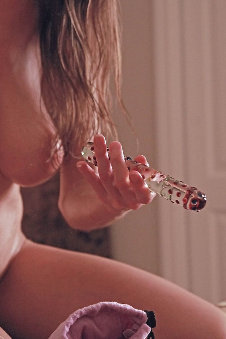 21P La caliente adolescente amateur Michelle masajea y juega con sus increíbles tetas grandes naturales