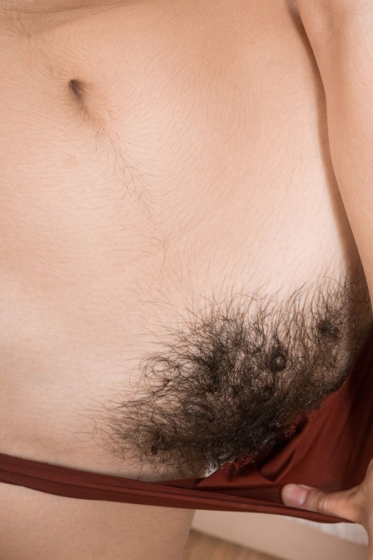 18P A adolescente de cabelos negros Ole Nina brinca com seu molusco barbudo depois do strip-tease