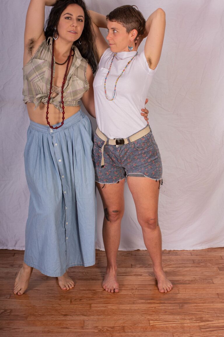 21P Las pervertidas lesbianas amateur Cookie y Nikki Silver se lamen los agujeros peludos