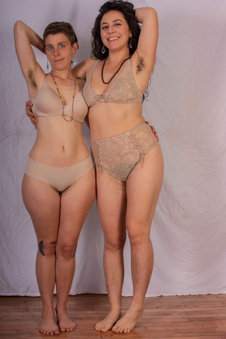 21P Las pervertidas lesbianas amateur Cookie y Nikki Silver se lamen los agujeros peludos