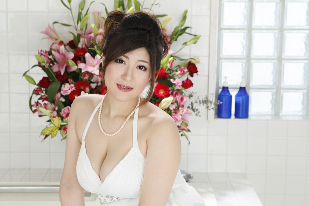 19P A excelente mãe asiática Rina Araki revela seu corpo curvilíneo e é jogada na cama