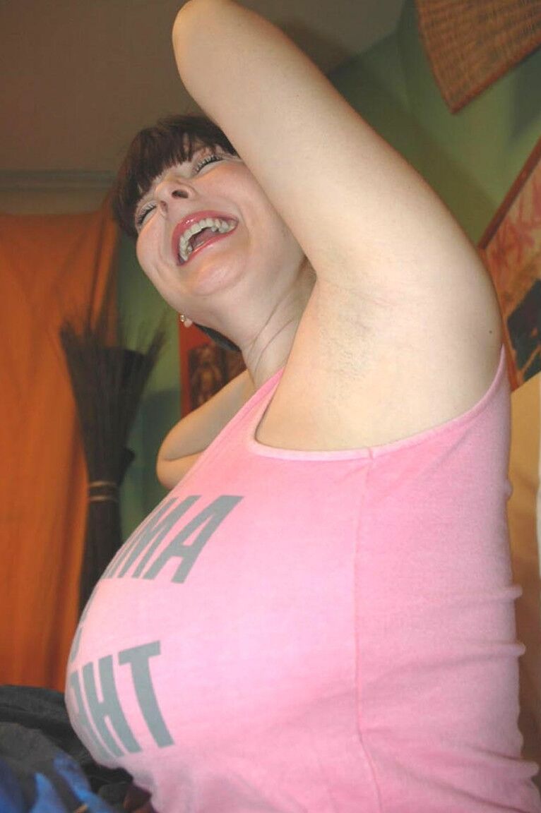 21P A amadora de cabelos escuros Lorna Morgan mostra seus peitos enormes e estica a bunda