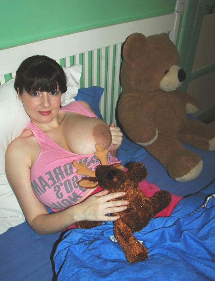 21P A amadora de cabelos escuros Lorna Morgan mostra seus peitos enormes e estica a bunda