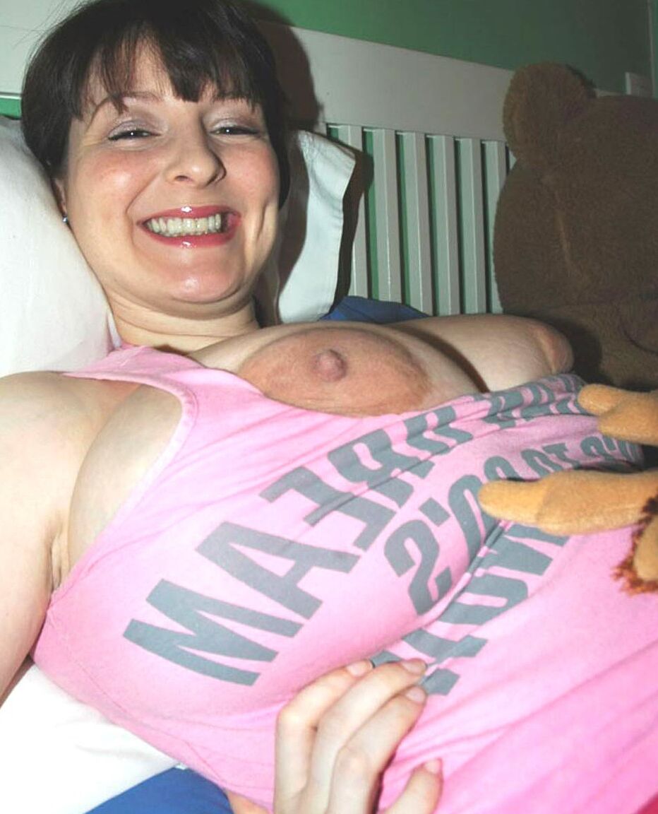 21P A amadora de cabelos escuros Lorna Morgan mostra seus peitos enormes e estica a bunda