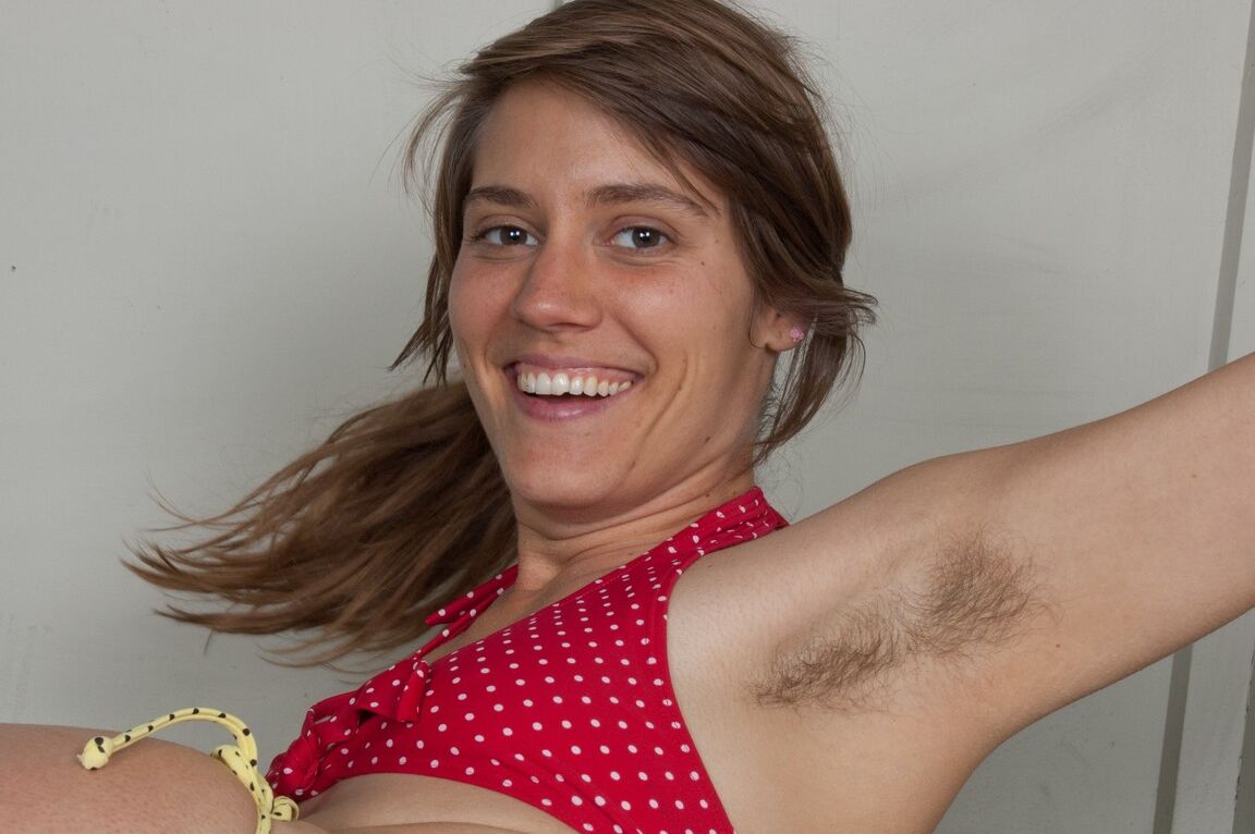 21P La hippie amateur Suzette desnuda sus axilas peludas y abre su vagina peluda